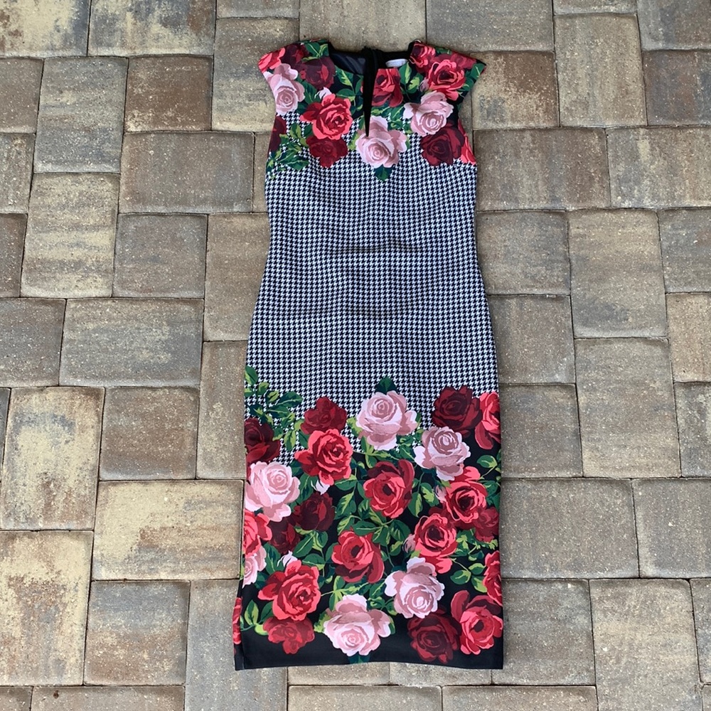 Sheath dress flowered with black and white pattern